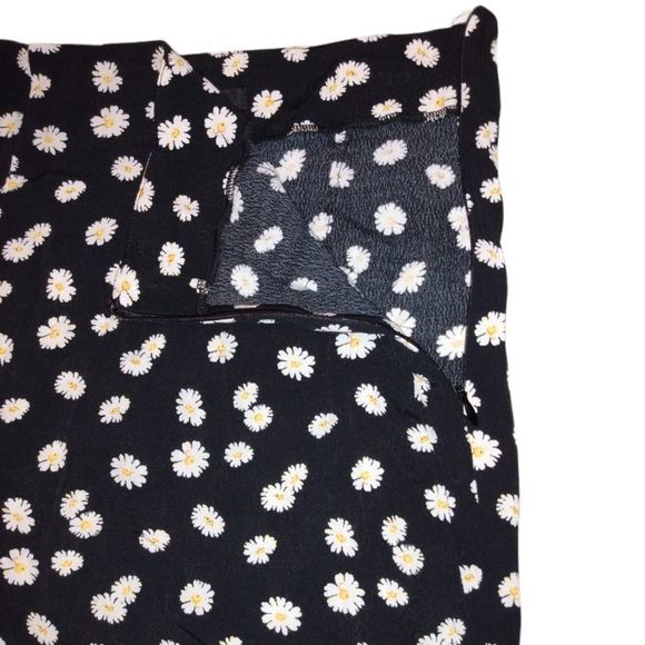 Forever 21 Black Skirt with Daisies , Lacey Trim , and a Small Side Slit 🌼🌼🌼 - Picture 6 of 7